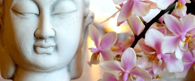 Buddha mit Orchideen