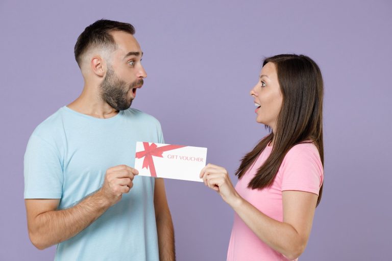 Paar freut sich über Massagegutschein